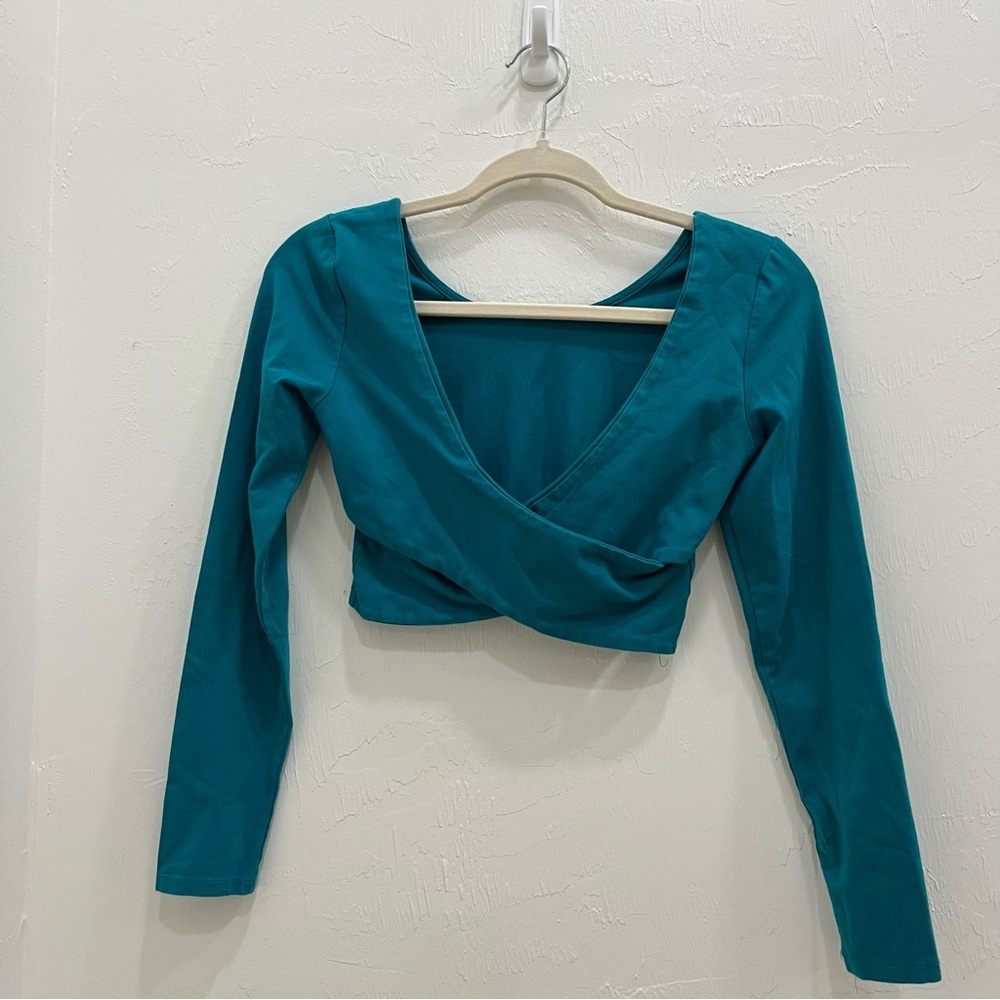 Tobi  women Green Fuzzy Twist Front Stretch Long Sleeve Crop Top S‎